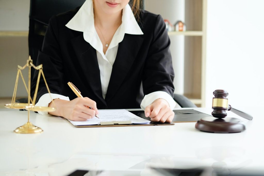 Contentious law and Administrative Law
